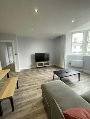 Modern Square Flat - Luxury - En-Suites - 6 Guests